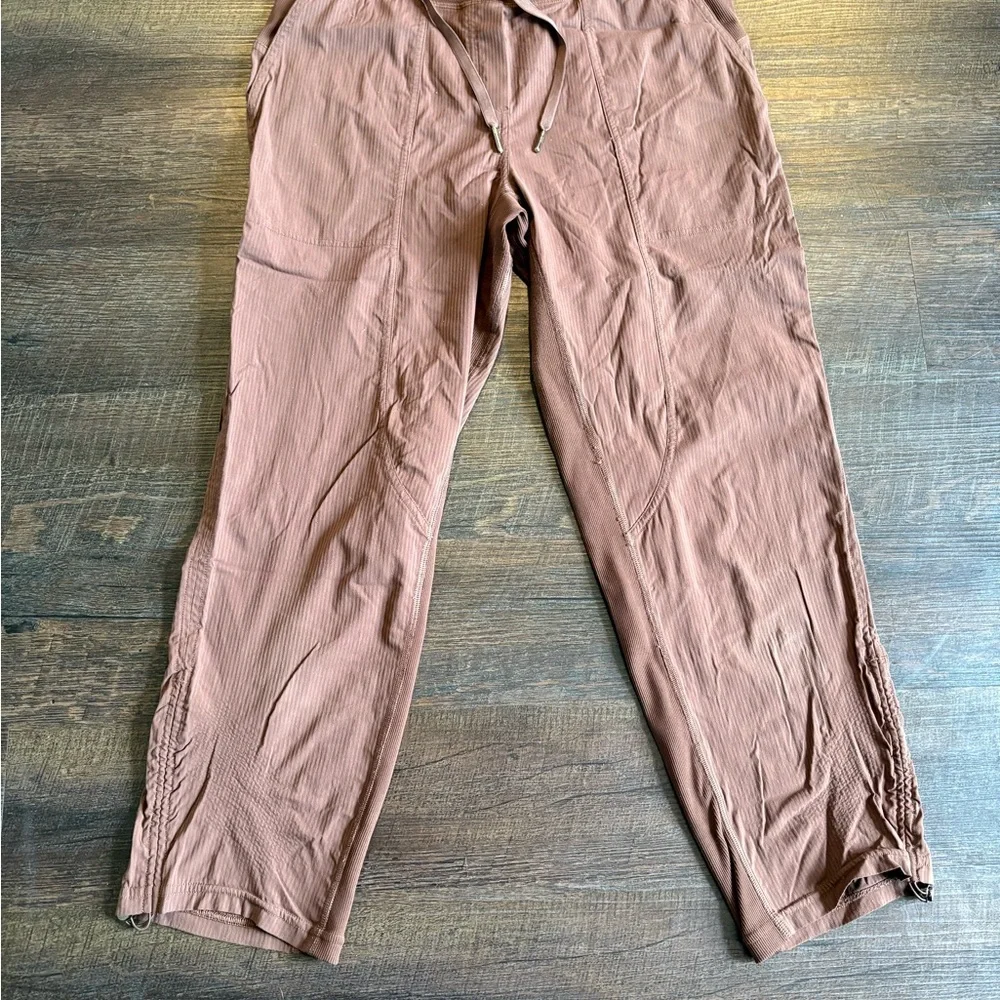 Lululemon Beyond The Studio Crop Pants Women’s Size 6 Brown Athleisure Travel - Picture 1 of 7